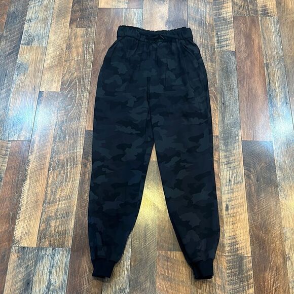 Lululemon joggers4 (4400) - Picture 1 of 7